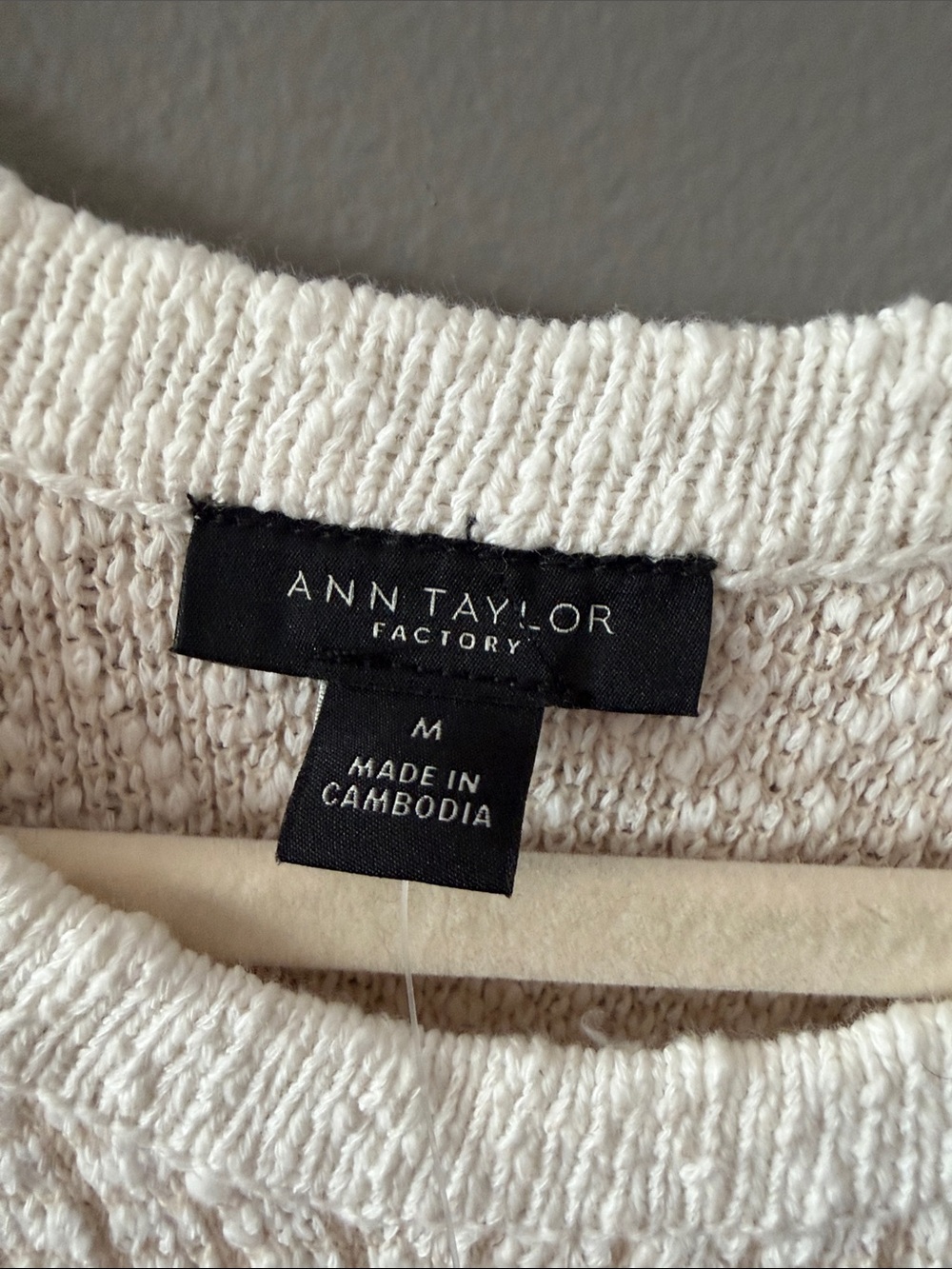 NWT. Ann Taylor Cream Waffle-Knit Sleeveless Crew Sweater with Pockets. Size M - Picture 3 of 4